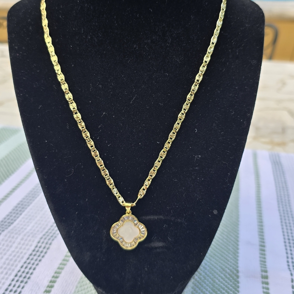 18k Gold Plated Clover Pendant Necklace